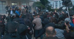 Piromanët e opozitës godasin policët, kryeministrinë, Kuvendin dhe djegin makina