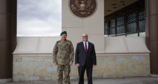 Ambasadori amerikan në Prishtinë, Jeffrey Hovenier, është takuar të me komandantin e KFOR-it, Ozkan Ulutash