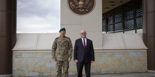 Ambasadori amerikan në Prishtinë, Jeffrey Hovenier, është takuar të me komandantin e KFOR-it, Ozkan Ulutash