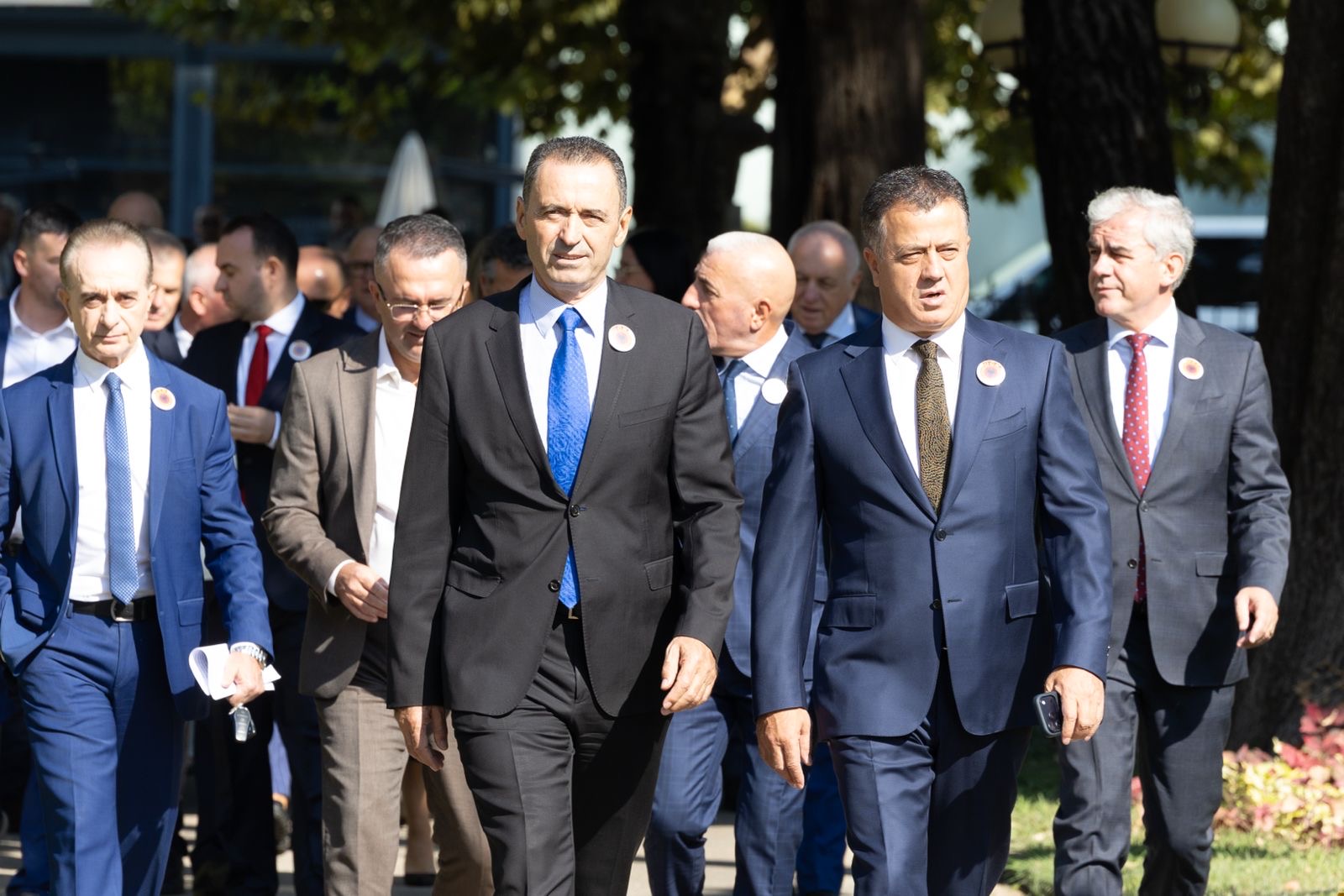 Deputetët e PD së shfaqen me simbole të UÇK së pas vendimit në Hagë