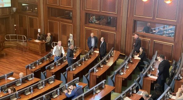 Deputetët e AAK-së kanë lëshuar sallën e Kuvendit, nga shkaku se nuk po marrin përgjigje për pyetjet parlamentare