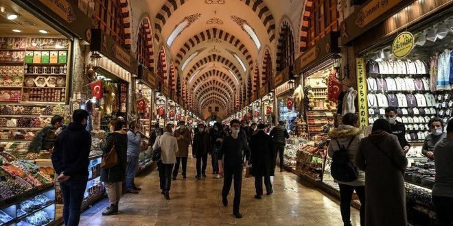 Rreth 25 vetë kanë vdekur dhe 20 të tjerë janë helmuar rëndë në Turqi, pasi kanë pirë një lloj alkooli të falsifikuar