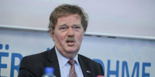 Ish-ambasadori i Holandës reagon ashpër ndaj Daçiqit, mbron shqiptarët