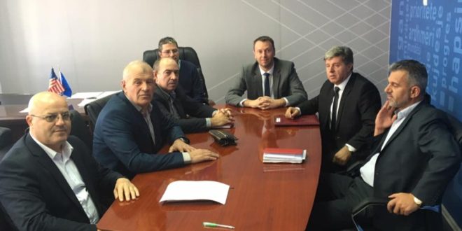 Ministri Abrashi ka biseduar me përfaqësuesit e shoqatave të dala nga lufta e UÇK-së