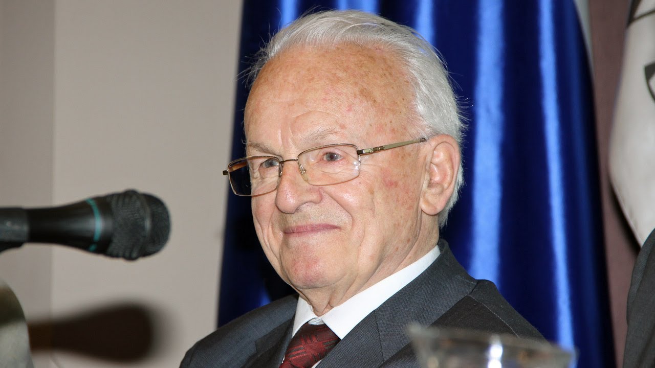 Para 34 viteve Parlamenti Evropian nderoi Adem Demaçin me Çmimin  Saharov 