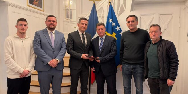 Adem Lushaj: Në Strasburg, takova Ambasadorin Fitor Murati, dhurova librin tim për krimet serbe në Deçan dhe diskutova mundësinë e promovimit të tij