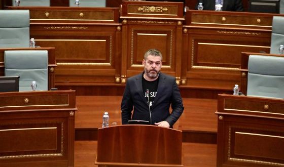 Deputeti, Ardian Kastrati, kritikon Qeverinë për mos reagimin kundër deklaratave të serbit, Vulin, lidhur me Masakrën e Reçakut