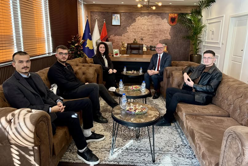 Kryetari Agim Aliu mirëpriti në takim drejtuesit e Këshillit Lokal Rinor