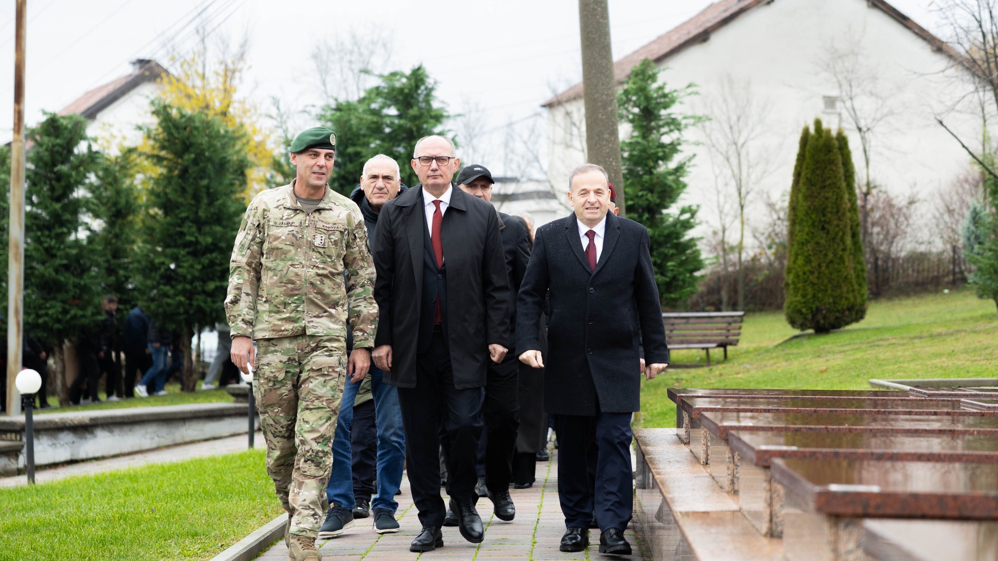 Kryetari Agim Aliu me bashkëpunëtorë me homazhe nderuam kujtimin e veprën heroike të Dëshmorëve të Kombit