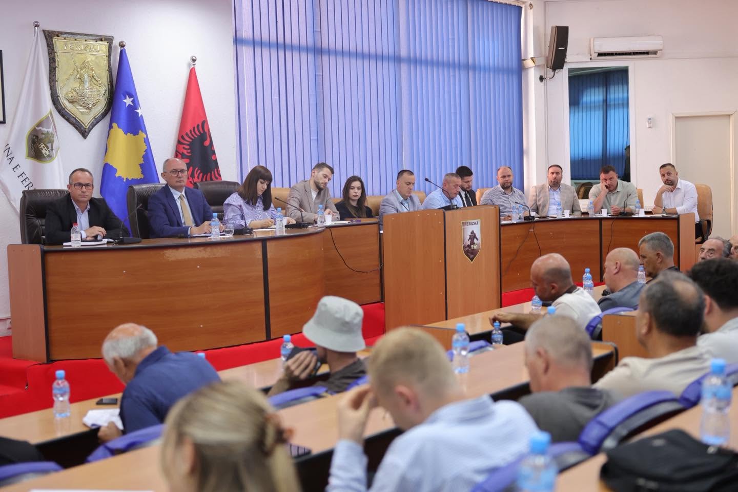 Kryetari Aliu mban takimin e parë publik me qytetarët  prezanton projektet e realizuara dhe Kornizën Afatmesme Buxhetore 2027 2029