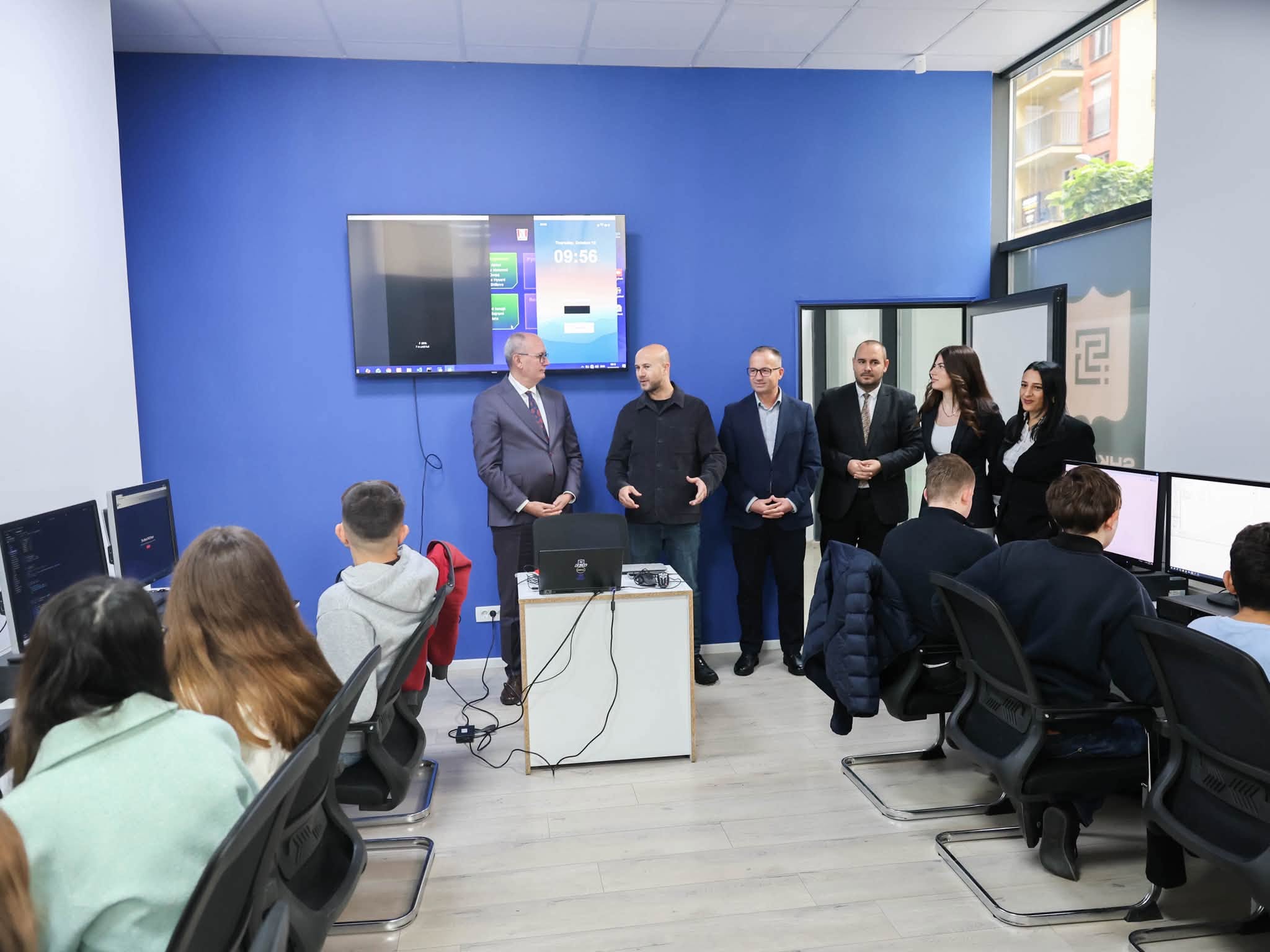 Kryetari Aliu vizitoi ambientet e reja të Shkollës Digjitale në Ferizaj