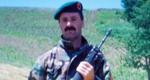 Më 19 korrik të vitit 1998 kishte filluar Beteja për Mbrojtjen e Rahavecit. Atë ditë ka rënë edhe komandanti, Agim Çelaj