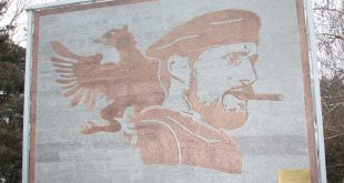 Çka paraqet cigarja “gjigande” në buzët e heroit, Agim Ramadani, në mozaikun e përuruar, në Gjilan?