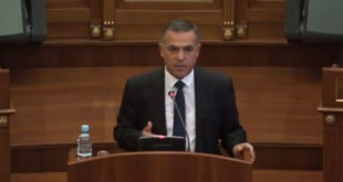 Shefi i grupit parlamentar të AAK-së, Ahmet Isufi ka lavdëruar qeverisjen e Haradinajt