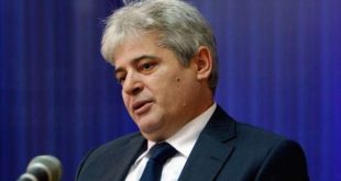 Lideri i BDI-së, Ali Ahmeti thotë se shqiptarëve në Maqedoni nuk u duhen më shumë se dy parti politike