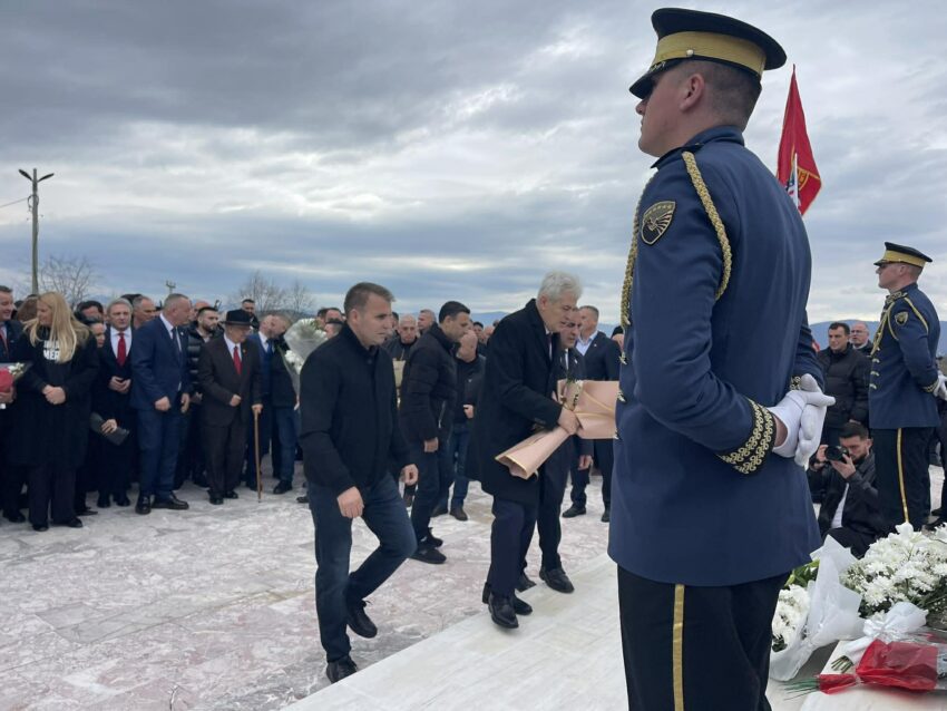 Ali Ahmeti dhe deputetë të Kosovës homazhe në Gllogjan për Epopesë së Dukagjinit
