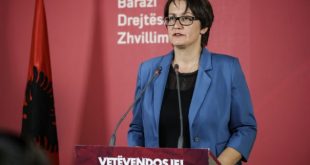 Aida Dërguti ka dhënë dorëheqje nga detyra e kryetare së Qendrës së Lëvizjes Vetëvendosje në Vushtrri dhe nga anëtarja e kryesisë së kësaj partie