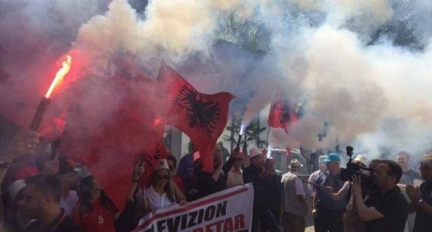 Aleanca Kuqezi protestoi para TVSH-së: shqiptarët po privohen për të parë Kombëtaren