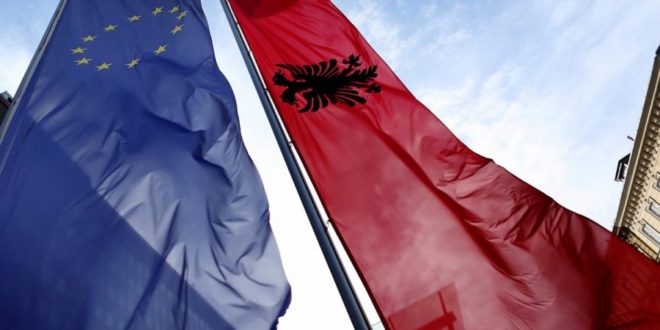 Zëvendës-ambasadori i SHBA në Tiranë: Shqipëria është drejt rrugës së anëtarësimit në Bashkimin Evropian