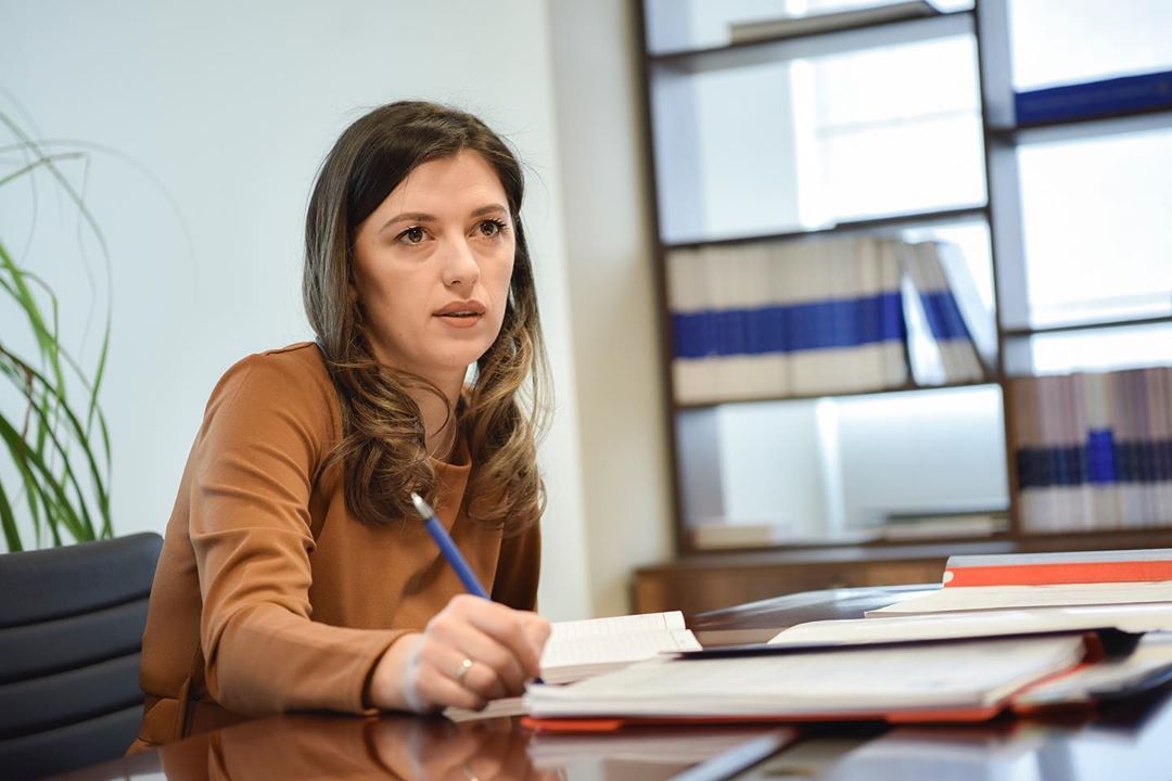 Albulena Haxhiu ia përcjell Qeverisë për mendim projektligjin e PDK së për Dhomat e Specializuara
