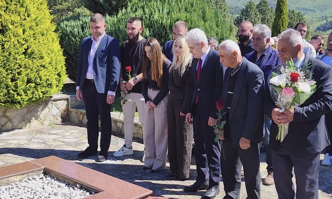 Ali Ahmeti përkujton Dëshmorët e Kombit  Sakrifica e tyre mbetet frymëzim i përhershëm për lirinë