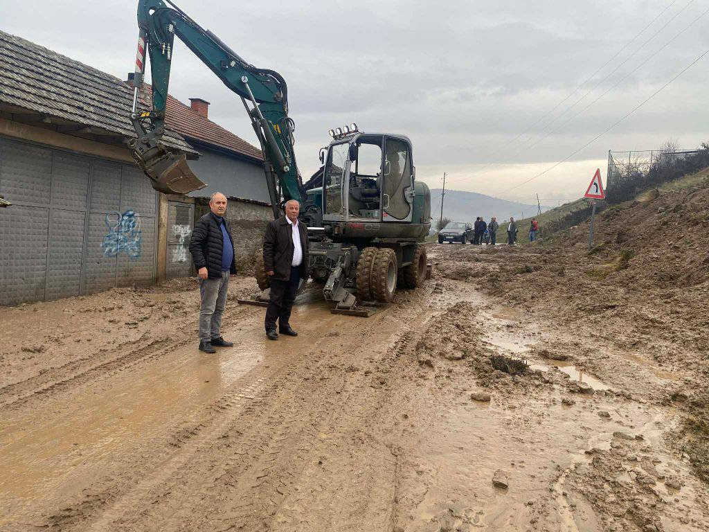 Zv Kryetari Hasan Aliu dhe drejtori Basri Aliu vizitojnë zonat e prekura nga përmbytjet