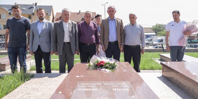 Kryetari, Agim Aliu me bashkëpunëtorë ka bërë homazhe te Varrezat e Dëshmorëve të UÇK-së, në Ferizaj