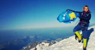 Thaçi ua dhuron alpinistëve flamurin e Kosovës për ta ngritur në majën e Everestit