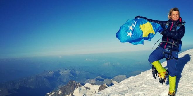 Thaçi ua dhuron alpinistëve flamurin e Kosovës për ta ngritur në majën e Everestit