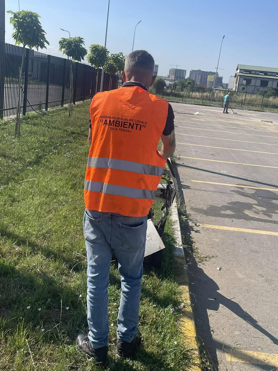 Ekipet e NPL  Ambienti  kanë filluar aksionin për lirimin e trotuareve nga barishtet