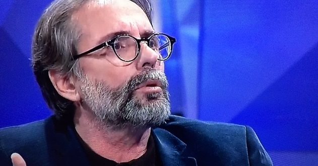 Gjon Bruçi: Vajtocja, Andrea Stefani, për të hollat që i ka dhënë i zoti i shtëpisë së të vdekurit, ja fut një vaji të zvargur