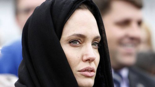 Aktorja dhe regjisorja e famshme botërore, Angelina Jolie, ka filluar ta studiojë seriozisht fenë Islame