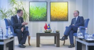 Zëvendës-kryeministri parë i Kosovës, Besnik Bislimi, ka pritur në takim ambasadorin e Turqisë në vendin tonë, Sabri Tunç Angılı