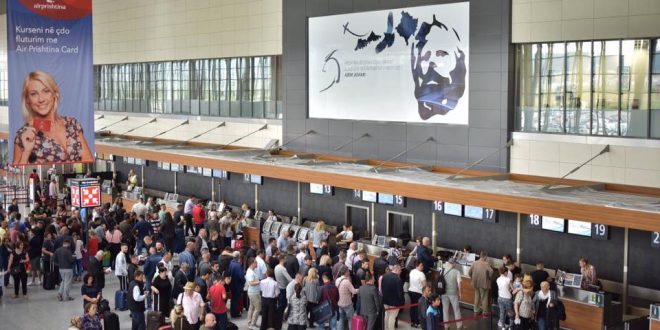 Aeroporti “Adem Jashari” kërkon nga të gjithë udhëtarët që të paraqiten 3 orë para kohës së rregullt të fluturimit