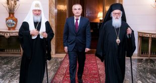 Ortodoksia ruso-greke “pushtoi” Tiranën dhe bekoi vrasësit e shqiptarëve, në praninë e Ilir Metës