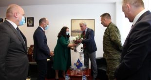 Ministri i Mbrojtjes, Anton Quni, priti kryetaren e Kuvendit të Kosovës. Vjosa Osmani