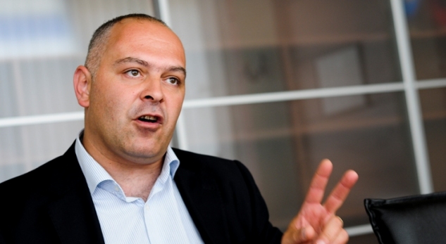 Ardian Gjini me akuza të ashpra ndaj Kurtit   Mashtron çdo ditë dhe akuzon të tjerët për veprimet e veta 