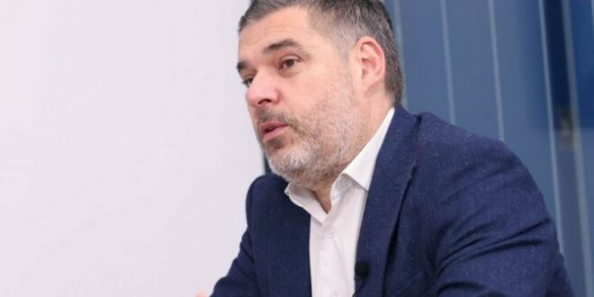 Ardian Kastrati, reagoi kundër Projektligjit për tekstet shkollore, të cilin e miratoi Komisioni për Arsim i Kuvendit të Kosovës