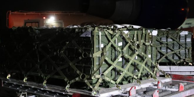 Armë të fuqishme amerikane por zbarkohen në Ukrainë, ndërsa ambasada në Kiev evakuon personelin