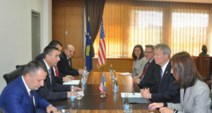Ambasadori amerikan Greg Delawie: ShBA do të vazhdojë të mbështesë arsimin në Kosovë