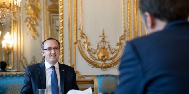 Kryeministri Hoti, sot në Paris ka nënshkruar dy marrëveshje me Francën dhe ka ftuar për vizitë, kryetarin Macron