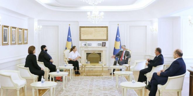 Kryetari i vendit, Hashim Thaçi takon përfaqësueset e Shoqatës së Grave të Dëshmorëve të Kombit