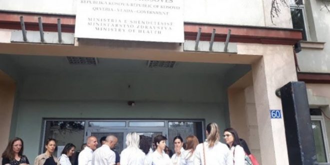 Specialistët stomatologë të papunë, kanë protestuar para Ministrisë së Shëndetësisë kërkojnë të punësohen