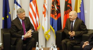 Kryetari i LDK-së, Isa Mustafa takon ambasadorin Kosnett bisedojnë rrjedhën e diskutimeve me Vetëvendosjen