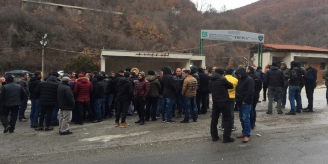 Dhjetëra protestues kanë vazhduar edhe sot protesten e tyre para hyrjes së minierës Trepça në Stantërg
