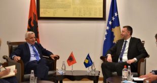 Ministri, Arban Arbrashi, priti në takim ambasadorin e Shqipërisë në Kosovë, Qemal Minxhozi