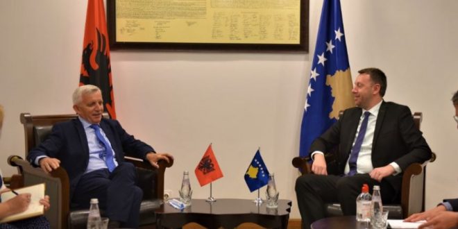Ministri, Arban Arbrashi, priti në takim ambasadorin e Shqipërisë në Kosovë, Qemal Minxhozi