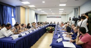 Lëvizja Vetëvendosje ka organizuar në Tiranë tryezën e dytë me titullin “Shqiptarët dhe integrimi evropian”