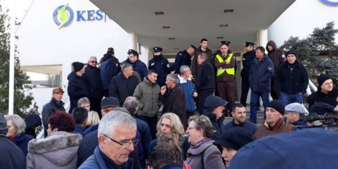 Punëtorët e larguar nga KEDS-i, sot kanë protestuar para Gjykatës Themelore dhe para asaj të Apelit