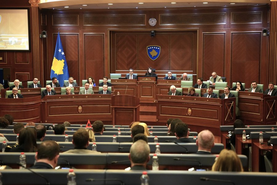 Lidhja Demokratike e Kosovës nuk kalon rezolutën për çmimin e naftës  Lëvizja Vetëvendosje e rrëzon në Kuvendi i Kosovës